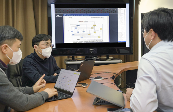 [서울=뉴시스] SK텔레콤은&nbsp; ‘양자암호통신 네트워크 통합관리규격 표준(ETSI GS QKD-018)’이 유럽전기통신표준화기구(ETSI)에서 표준으로 인정됐다고 9일 밝혔다. ETSI 표준화 회의에 참석한 SK텔레콤 연구원이 화상회의를 하고 있다. (사진=SK텔레콤 제공) 2021.12.09