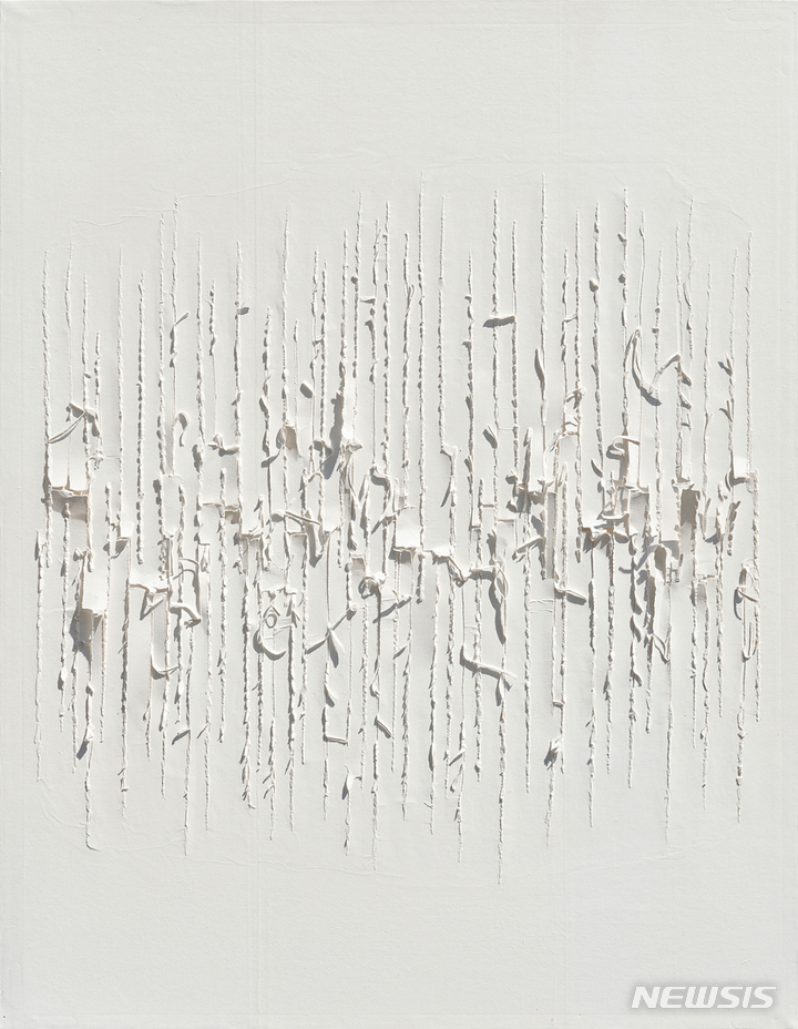 [서울=뉴시스]권영우(1926~2013), 'Untitled' 1982, Korean paper, 121 x 94 cm, Courtesy of the artist’s estate and Kukje Gallery 사진: 안천호, 이미지 제공: 국제갤러리