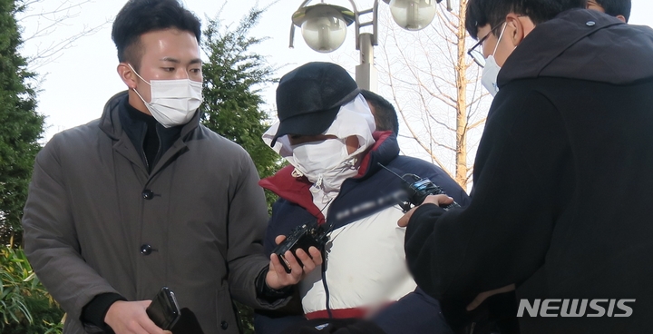 [인천=뉴시스] 김동영 기자 = 7일 오후 살인 및 강도살인, 사체유기 혐의로 구속영장이 청구된 50대 남성이 구속 전 피의자 심문(영장실질심사)을 받기 위해 인천 미추홀구 인천지법에 들어서고 있다. 2021.12. 7. dy0121@newsis.com 