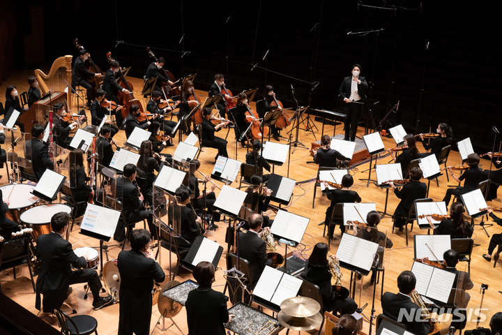 [서울=뉴시스] 2020 캐럴 음원 녹음. (사진=서울시향 제공) 2021.12.10. photo@newsis.com *재판매 및 DB 금지