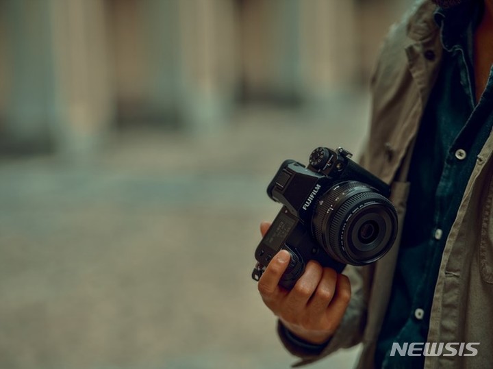 [서울=뉴시스]후지필름 라지포맷 미러리스 디지털 카메라 GFX50S II.(사진=후지필름일렉트로닉이미징코리아 제공) 2021.12.9 photo@newsis.com