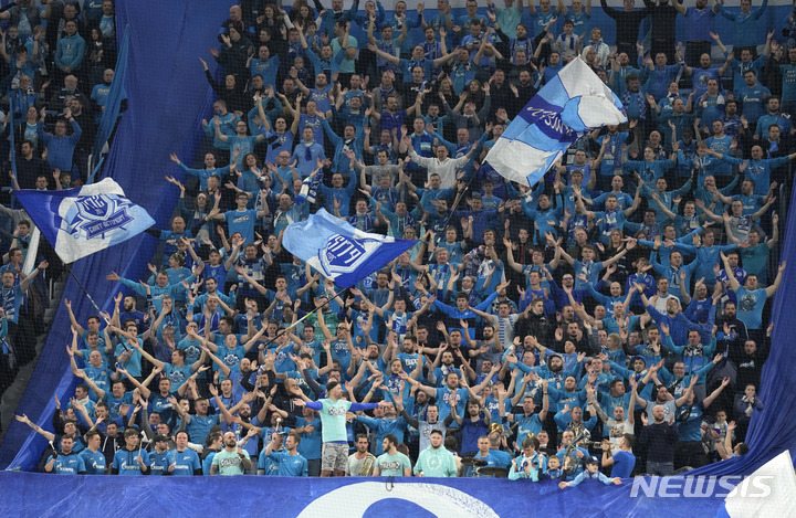 [상트페테르부르크=AP/뉴시스]러시아 프로축구 제니트 팬들의 응원. 2021.12.08.