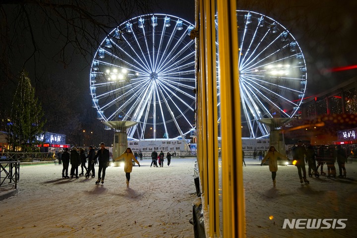 [오슬로(노르웨이)=AP/뉴시스] 지난해 12월8일(현지시간) 노르웨이 오슬로에서 시민들이 스케이트를 즐기고 있다. 2022.02.02.