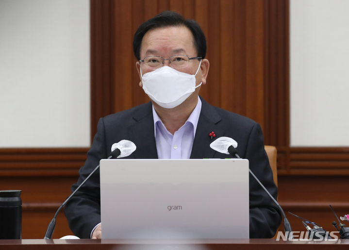 [서울=뉴시스] 김명원 기자 = 김부겸 국무총리가 9일 오전 서울 종로구 정부서울청사에서 열린 국정현안점검조정회의에 참석해 발언하고 있다. (공동취재사진) 2021.12.09. photo@newsis.com
