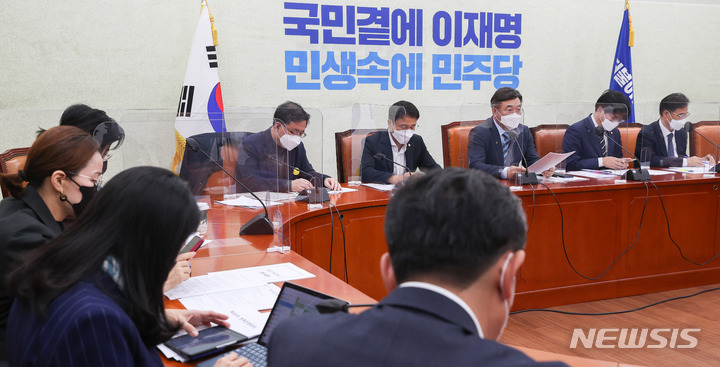 [서울=뉴시스] 최동준 기자 = 윤호중 더불어민주당 원내대표가 9일 서울 여의도 국회에서 열린 정책조정회의에서 발언하고 있다. (공동취재사진) 2021.12.09. photo@newsis.com