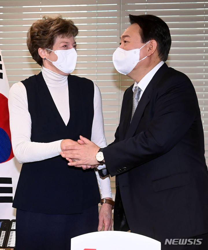 [서울=뉴시스] 국회사진기자단 = 윤석열 국민의힘 대선 후보가 9일 서울 여의도 당사에서 캐슬린 스티븐스 전 주한미국대사를 접견하고 있다. 2021.12.09. photo@newsis.com