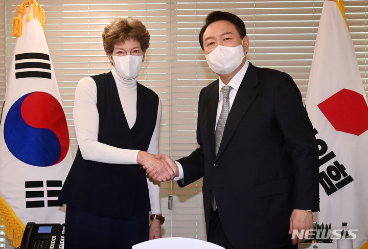 [서울=뉴시스] 국회사진기자단 = 윤석열 국민의힘 대선 후보가 9일 서울 여의도 당사에서 캐슬린 스티븐스 전 주한미국대사를 접견하고 있다. 2021.12.09. photo@newsis.com