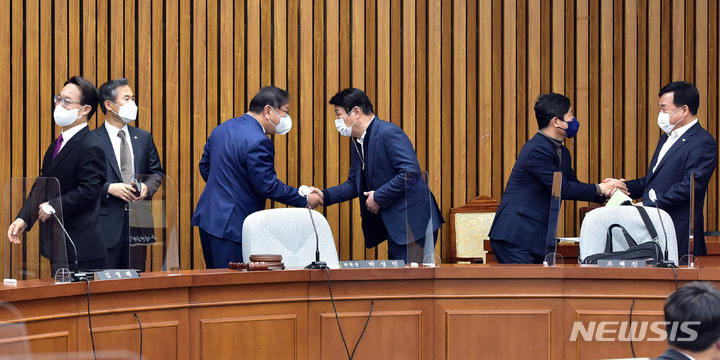 [서울=뉴시스] 김선웅 기자 = 9일 오전 서울 여의도 국회에서 열린 정치개혁 특별위원회 전체회의에서 참석 위원들이 인사를 나누고 있다. (공동취재사진) 2021.12.09. photo@newsis.com