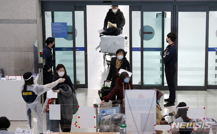 [인천공항=뉴시스] 이영환 기자 = 지난 9일 오전 인천국제공항 제1여객터미널을 통해 승객들이 입국하고 있다. 2021.12.09. 20hwan@newsis.com