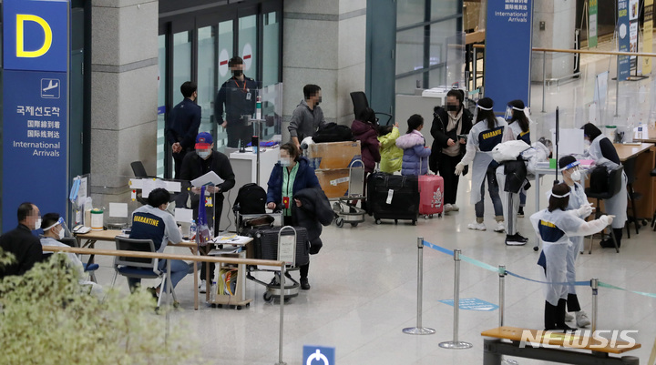 [인천공항=뉴시스] 지난 9일 오전 인천국제공항 제1여객터미널을 통해 승객들이 입국하고 있다. 2021.12.09. 20hwan@newsis.com