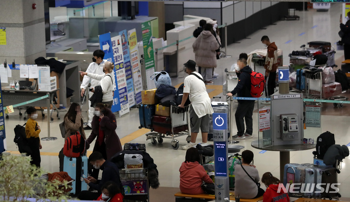 [인천공항=뉴시스] 이영환 기자 = 지난 9일 오전 인천국제공항 제1여객터미널을 통해 승객들이 입국하고 있다. 2021.12.09. 20hwan@newsis.com