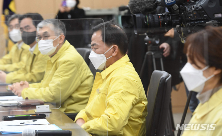 [서울=뉴시스] 김명원 기자 = 수도권 보건소장들이 9일 오전 서울 마포구 의회 회의실에서 열린 김부겸 총리 주재 수도권 보건소장 현장간담회에 참석해 총리의 발언을 듣고 있다. (공동취재사진) 2021.12.09. photo@newsis.com