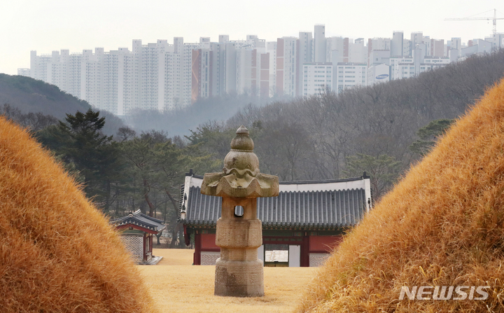 [김포=뉴시스] 김포 장릉 인근에서 건설 중이던 아파트의 공사를 중단시키는 것이 부당하다는 대법원의 최종 판단이 나왔다. 건설사들이 낸 소송 중 첫 번째 승소 확정 사례다. 사진은 지난 2021년 12월9일 오전 경기 김포시 장릉(사적 제202호)에서 문제의 검단 신도시 아파트가 보이는 모습. (사진=뉴시스DB) 2021.12.09.photo@newsis.com