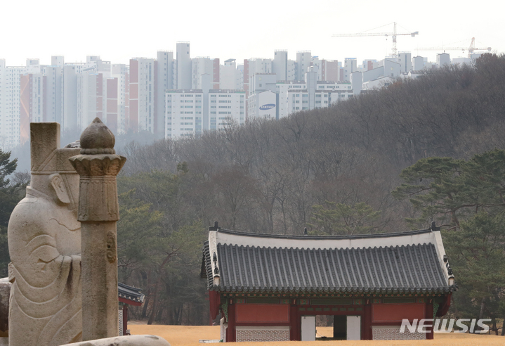 [김포=뉴시스] 배훈식 기자 = 일명 '왕릉뷰 아파트' 건설사 2곳이 문화재위원회 심의를 거부한 것으로 알려진 9일 오전 경기 김포시 장릉(사적 제202호)에서 문제의 검단 신도시 아파트가 보이고 있다. 2021.12.09. dahora83@newsis.com