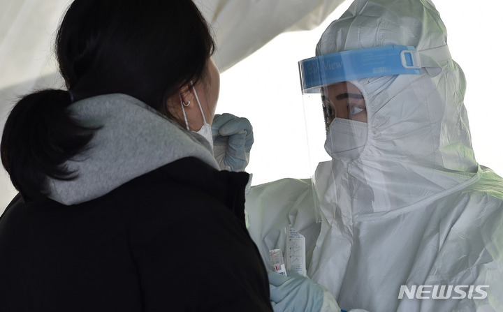 [대구=뉴시스] 이무열 기자 = 지난 9일 오전 대구 수성구 대구스타디움 제3주차장에 마련된 임시선별검사소에서 시민들이 코로나19 진단검사를 받고 있다. 2021.12.09. lmy@newsis.com