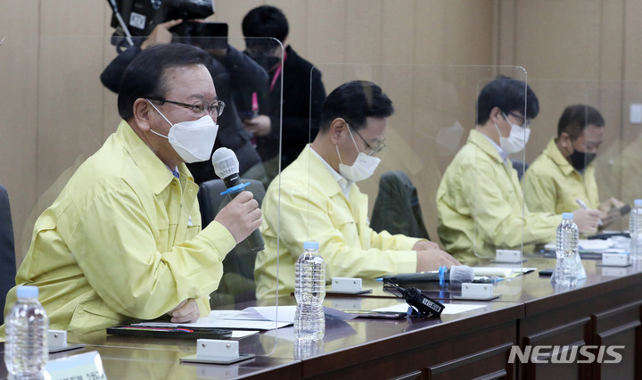 [서울=뉴시스] 김명원 기자 = 김부겸 국무총리가 9일 오전 서울 마포구 의회 회의실에서 열린 수도권 보건소장 현장간담회에 참석해 발언하고 있다. (공동취재사진) 2021.12.09. photo@newsis.com