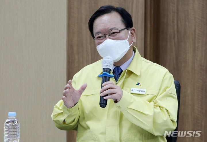 [서울=뉴시스] 김명원 기자 = 김부겸 국무총리가 9일 오전 서울 마포구 의회 회의실에서 열린 수도권 보건소장 현장간담회에 참석해 발언하고 있다. (공동취재사진) 2021.12.09. photo@newsis.com