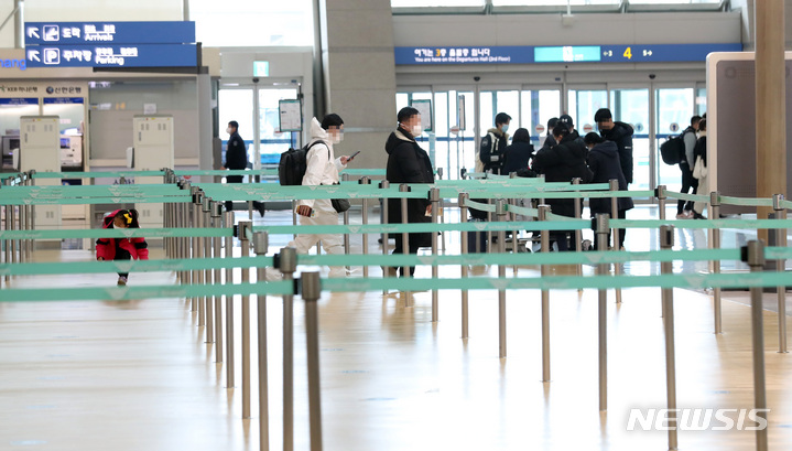 [인천공항=뉴시스] 이영환 기자 = 국내 항공사들이 코로나19 오미크론 확산세와 정부의 격리 조치 강화로 인해 이달부터 운항 예정이던 인천~괌 노선 운항을 연기 및 중단, 축소했다. 괌 노선 운항 축소는 사이판과 달리 괌이 우리 정부와 입국자 격리 면제 제도인 '트래블 버블'(Travel Bubble·여행안전권역)을 체결하지 않았기 때문인 것으로 보인다. 사진은 9일 오전 인천국제공항 제1여객터미널의 한산한 모습. 2021.12.09. 20hwan@newsis.com