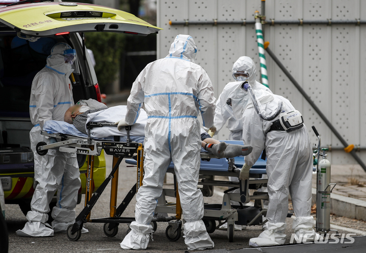 [서울=뉴시스] 정병혁 기자 = 지난 9일 오전 서울 중랑구 서울의료원에서 의료진과 구급대원들이 환자를 이송하고 있다. 거센 코로나19 확진세로 중증 환자 증가 속도가 정부의 예상을 훌쩍 뛰어넘어 의료대응 여력이 한계에 다다르면서 '빅5'로 불리는 상급종합병원들이 중환자와 준중환자 병상 확대에 속도를 내고 있다. 이날 위중증 환자는 857명으로 역대 최다를 갱신했다. 2021.12.09. jhope@newsis.com