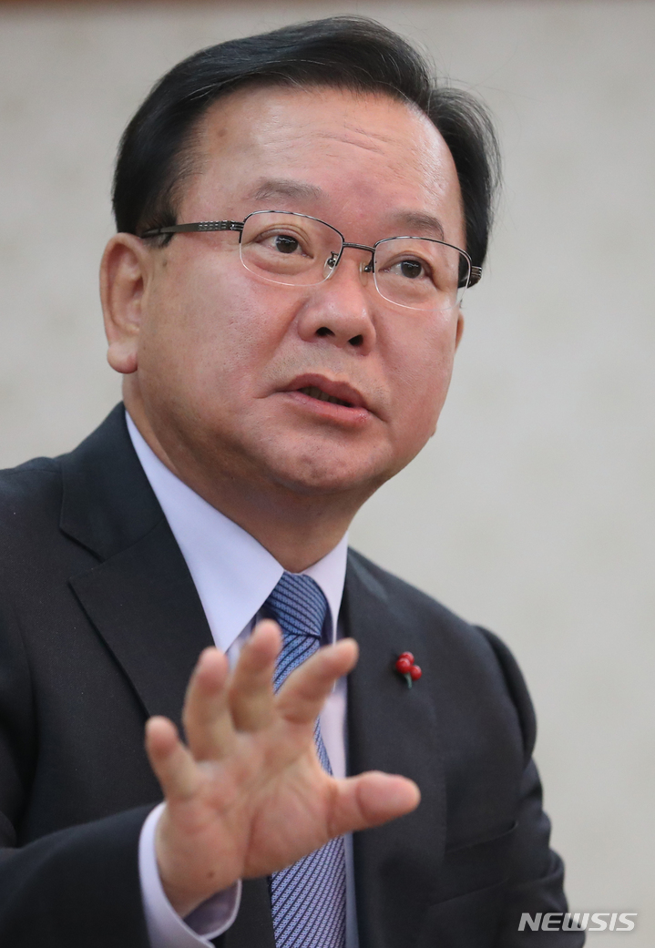 [서울=뉴시스] 김명원 기자 = 김부겸 국무총리가 9일 오전 서울 종로구 정부서울청사 접견실에서 뉴시스와 인터뷰를 하고 있다. 2021.12.09. kmx1105@newsis.com