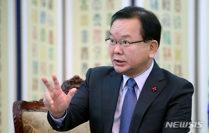 [서울=뉴시스] 김명원 기자 = 김부겸 국무총리가 9일 오전 서울 종로구 정부서울청사 접견실에서 뉴시스와 인터뷰를 하고 있다. 2021.12.09. kmx1105@newsis.com