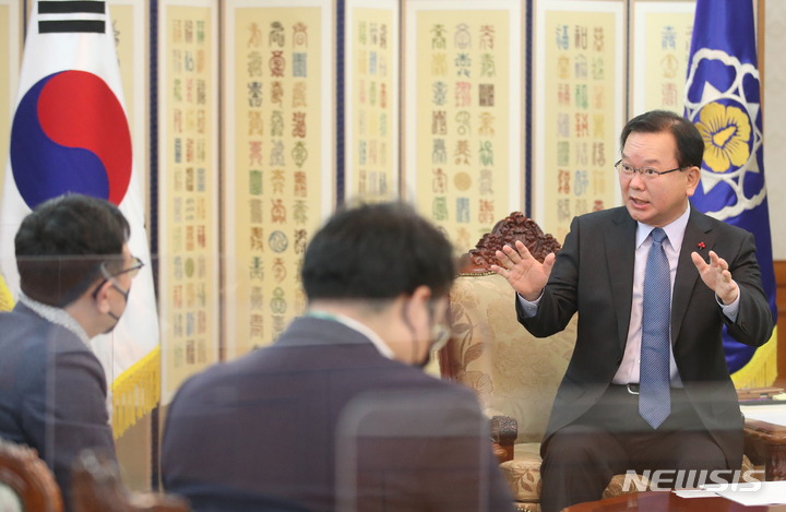 [서울=뉴시스] 김명원 기자 = 김부겸 국무총리가 9일 오전 서울 종로구 정부서울청사 접견실에서 뉴시스와 인터뷰를 하고 있다. 2021.12.09. kmx1105@newsis.com