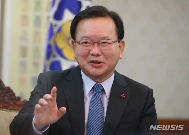 [서울=뉴시스] 김명원 기자 = 김부겸 국무총리가 9일 오전 서울 종로구 정부서울청사 접견실에서 뉴시스와 인터뷰를 하고 있다. 2021.12.09. kmx1105@newsis.com