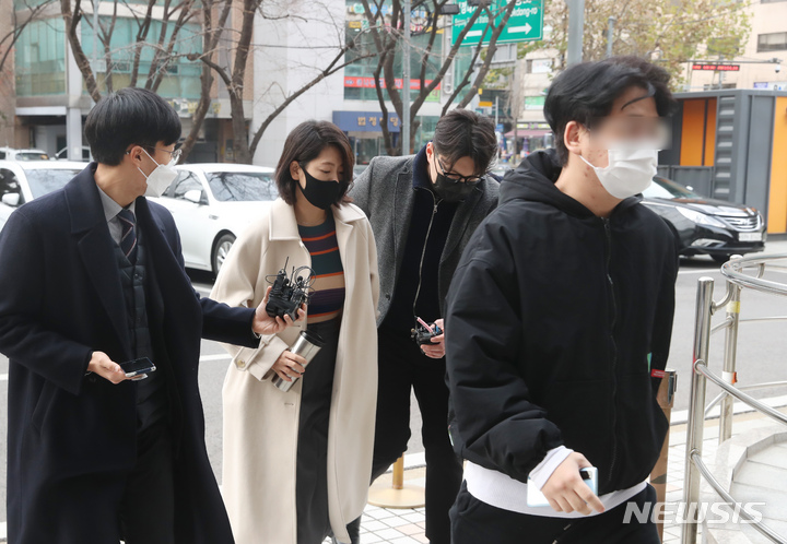 [서울=뉴시스] 고승민 기자 = 전자금융거래법 위반 및 사기, 특정경제범죄 가중처벌 등에 관한 법률 위반 횡령·배임 혐의를 받고 있는 권남희 머지플러스 대표와 동생 권보군 최고운영책임자가 9일 구속 전 피의자 심문을 받기 위해 서울남부지방법원으로 출석하고 있다. 2021.12.09. kkssmm99@newsis.com