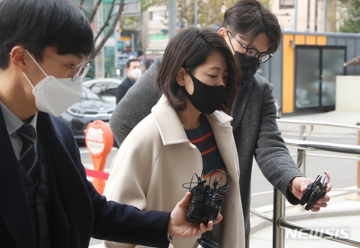 [서울=뉴시스] 고승민 기자 = 전자금융거래법 위반 및 사기, 특정경제범죄 가중처벌 등에 관한 법률 위반 횡령·배임 혐의를 받고 있는 권남희 머지플러스 대표가 9일 구속 전 피의자 심문을 받기 위해 서울남부지방법원으로 출석하고 있다. 2021.12.09. kkssmm99@newsis.com