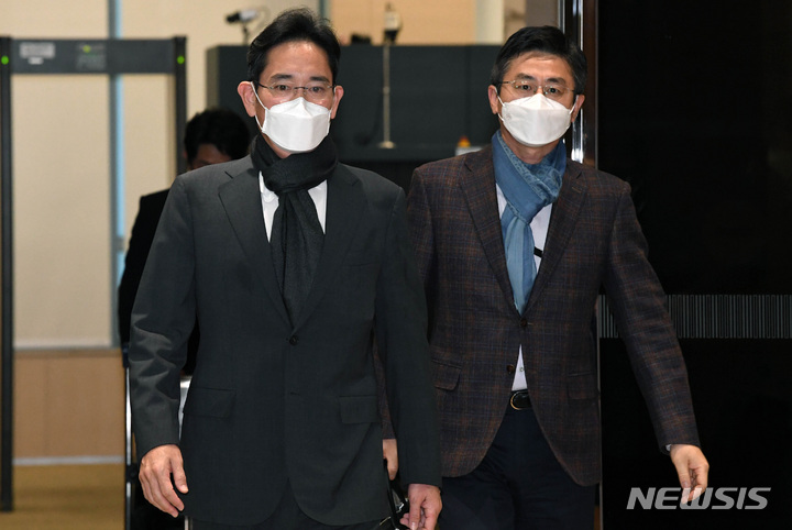 [서울=뉴시스] 이영환 기자 = 중동 출장을 마친 이재용 삼성전자 부회장이 9일 오후 서울 강서구 서울김포비즈니스항공센터를 통해 귀국하고 있다. (공동취재사진) 2021.12.09. photo@newsis.com