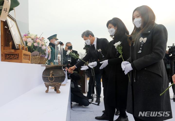 [파주=뉴시스] 배훈식 기자 = 고 노태우 전 대통령 국가장 안장식이 열린 9일 오후 경기 파주시 동화경모공원에서 고인의 아들 노재헌 동아시아문화센터 이사장과 딸 노소영 아트센터 나비 관장 등 유족들이 헌화하고 있다. 2021.12.09. dahora83@newsis.com