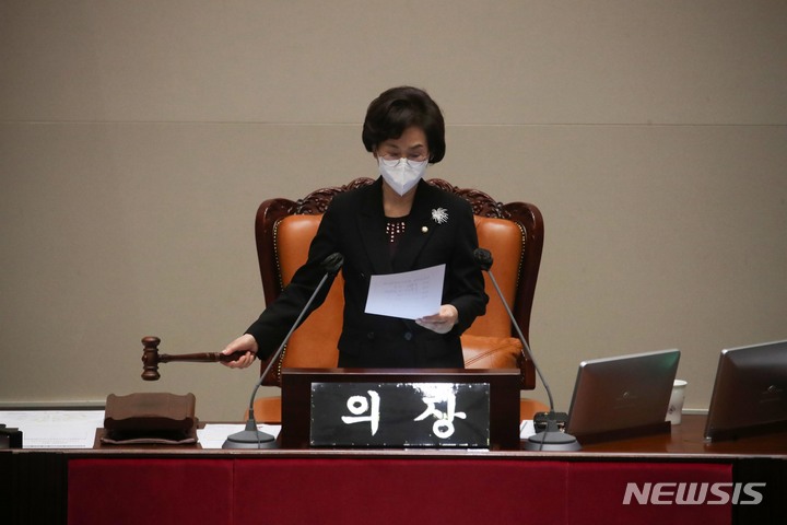 [서울=뉴시스] 김선웅 기자 = 김상희 국회부의장이 정기국회 마지막 날인 지난해 12월9일 오후 서울 여의도 국회에서 열린 본회의에서 의사봉을 두드리고 있다. 2021.12.09. mangusta@newsis.com