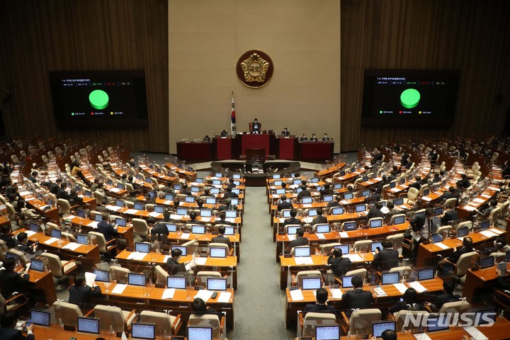 [서울=뉴시스] 정기국회 마지막 날인 9일 오후 서울 여의도 국회에서 열린 본회의에서 행정절차법 개정안이 가결되고 있다. 2021.12.09. photo@newsis.com