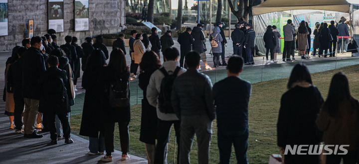 [서울=뉴시스] 권창회 기자 =지난 9일 저녁 서울 중구 서울광장 임시선별검사소에서 시민들이 검사를 받기위해 대기하고 있다. 2021.12.09. kch0523@newsis.com