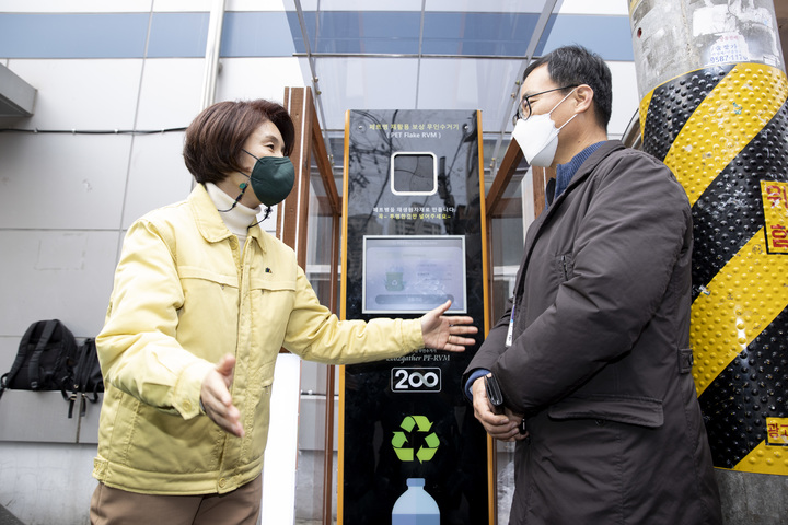 [서울=뉴시스] 한정애 환경부 장관이 지난 12월9일 오후 서울 마장동 축산물시장을 방문해 탄소중립 실천을 위한 얼음주머니(아이스팩)와 투명 페트병 수거함을 둘러보고 있다. (사진=환경부 제공) 2021.12.09. photo@newsis.com *재판매 및 DB 금지