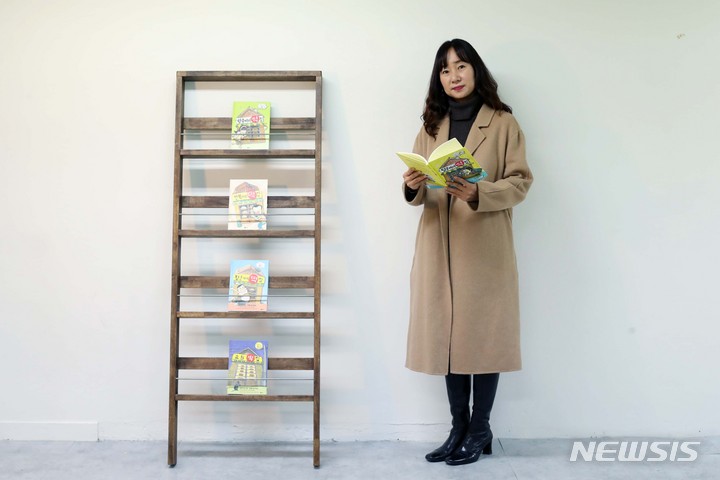 [서울=뉴시스] 박진희 기자 = 동화작가 김리리가 지난 9일 서울 강남구 비룡소에서 뉴시스 인터뷰를 마치고 사진촬영을 하고 있다. 2021.12.11. pak7130@newsis.com