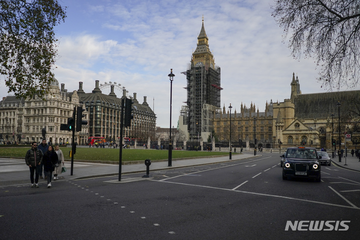 [런던(영국)=AP/뉴시스] 9일(현지시간) 영국 런던 팔러먼트 광장. 2021.12.10.