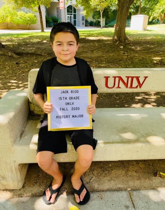 [서울=뉴시스] 미국 네바다 라스베이거스 대학에서 15살 소년 잭 리코가 최연소로 대학을 졸업할 예정이다. (출처 : 잭 리코의 어머니 '루 안드라데' 페이스북 홈페이지 사진 캡처) 2021.12.10. *재판매 및 DB 금지