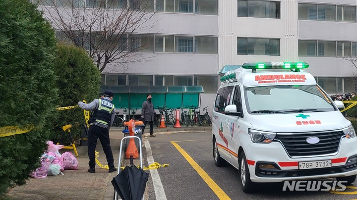 [고양=뉴시스] 송주현 기자 = 경기 성남시 대장동 개발과 관련해 뒷돈을 챙긴 혐의로 구속영장이 청구된 유한기 전 성남도시개발공사 개발사업본부장(현 포천도시공사 사장)이 10일 오전 고양시 일산서구 자택 인근 한 아파트 화단에서 숨진채 발견돼 경찰이 현장 확인을 하고 있다. 2021.12.10 atia@newsis.com