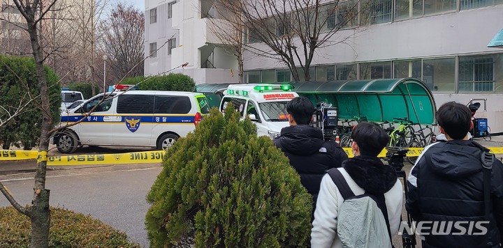 [고양=뉴시스] 송주현 기자 = 경기 성남시 대장동 개발과 관련해 뒷돈을 챙긴 혐의로 구속영장이 청구된 유한기 전 성남도시개발공사 개발사업본부장(현 포천도시공사 사장)이 10일 오전 고양시 일산서구 자택 인근 한 아파트 화단에서 숨진채 발견돼 경찰이 현장 확인을 하고 있다. 2021.12.10 atia@newsis.com