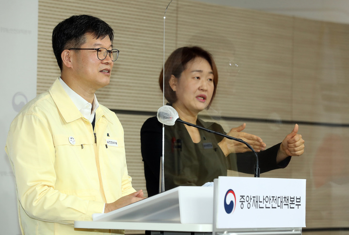 [서울=뉴시스] 이기일 중앙재난안전대책본부(중대본) 제1통제관이 10일 오전 정부세종청사에서 코로나19 브리핑을 열고 발언하고 있다. (사진=보건복지부 제공) 2021.12.10. photo@newsis.com *재판매 및 DB 금지