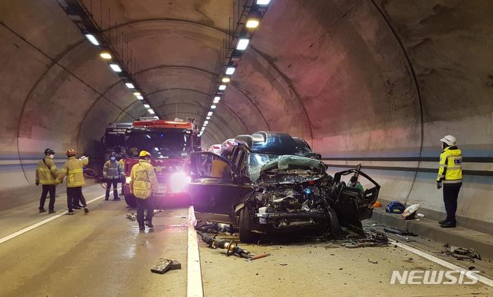 [문경=뉴시스] 터널 추돌사고 (사진은 기사 내용과 관련 없음) 2025.06.21 photo@newsis.com