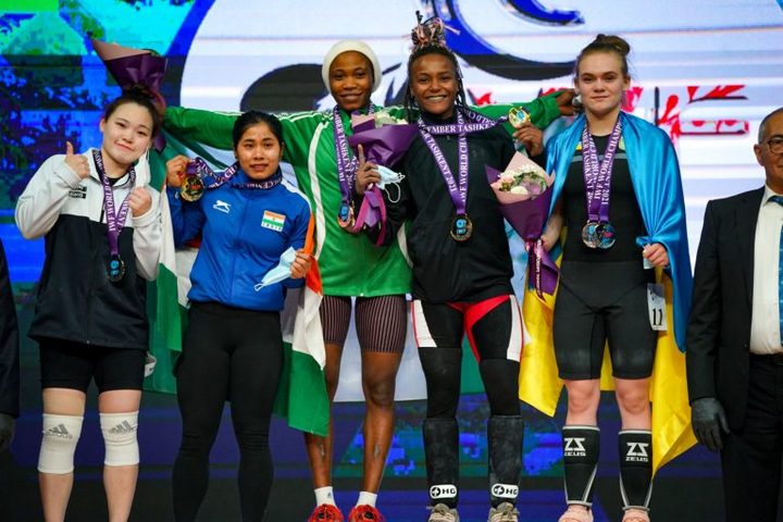 [서울=뉴시스]여자 역도 55㎏급 용상서 은메달 딴 함은지(왼쪽). (캡처=국제역도연맹 홈페이지)