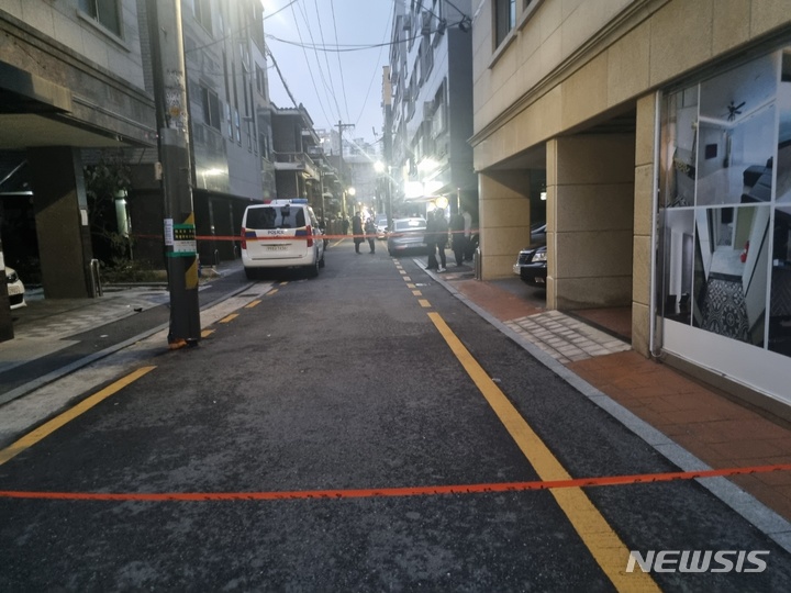 [서울=뉴시스] 신재현기자 =지난 10일 사건이 발생한 피해자들의 주거지 근처에 폴리스라인이 둘러져있다. 2021.12.10. again@newsis.com