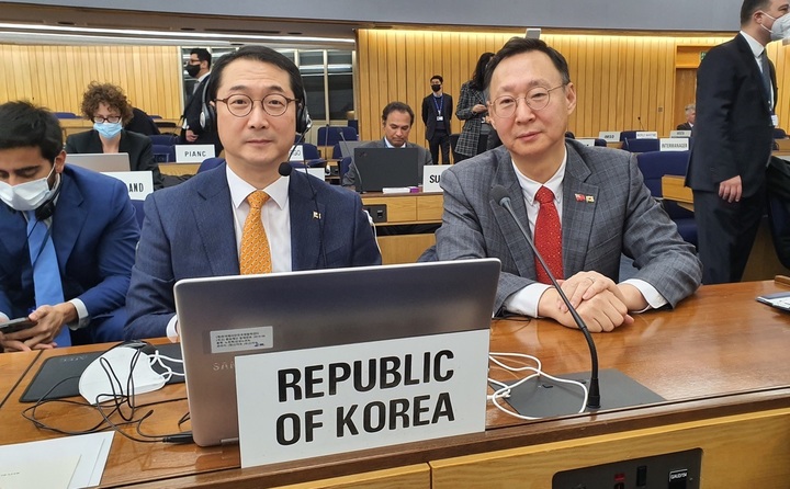 [런던=뉴시스]김건 주영 한국대사 겸 IMO 한국대표(왼쪽)와 류재형 해양수산관. (사진: 주영 한국대사관 겸 IMO 대표부) 2021.12.10. *재판매 및 DB 금지