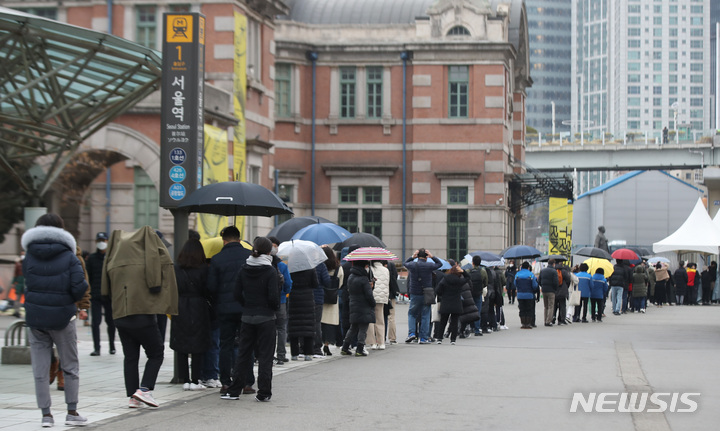 [서울=뉴시스] 조수정 기자 = 0시 기준 코로나19 신규 확진자가 7022명 발생하며 사흘 연속 7000명대를 넘긴 10일 서울 중구 서울역 코로나19 임시선별검사소에서 시민들이 검사를 받기 위해 길게 줄 서 기다리고 있다. 2021.12.10. chocrystal@newsis.com