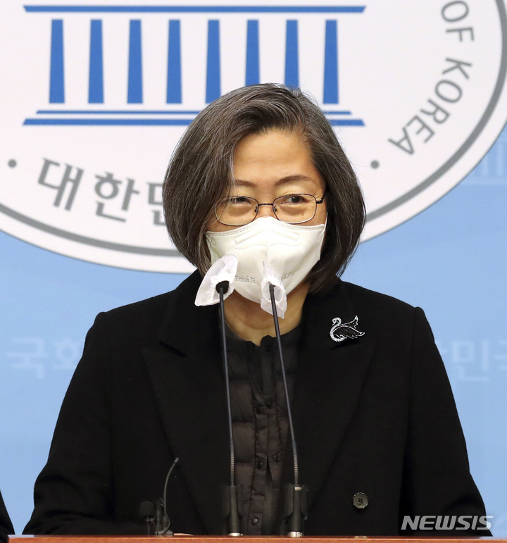 [서울=뉴시스] 최진석 기자 = 이수정 국민의힘 공동선대위원장이 10일 국회 소통관에서 범죄피해자 지원제도 개선에 관한 공약을 발표하고 있다. (공동취재사진) 2021.12.10. photo@newsis.com