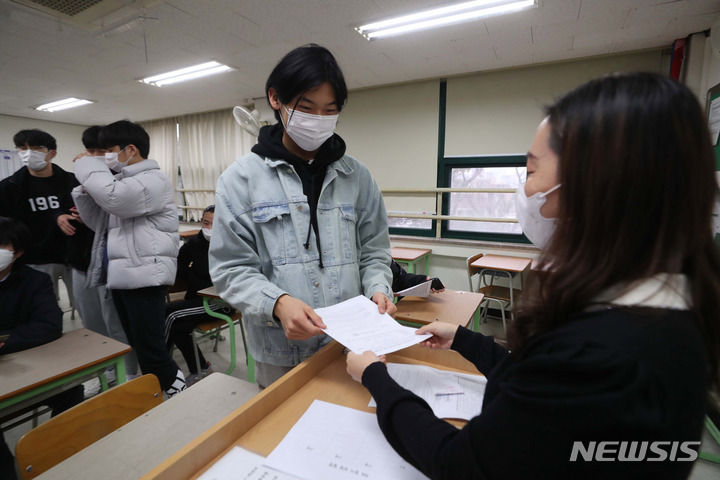 [서울=뉴시스] 추상철 기자 = 2022학년도 대학수학능력시험 성적표가 배부된 10일 오전 서울 종로구 경복고등학교에서 수험생이 성적표를 받고 있다. (사진= 공동취재사진) 2021.12.10. scchoo@newsis.com