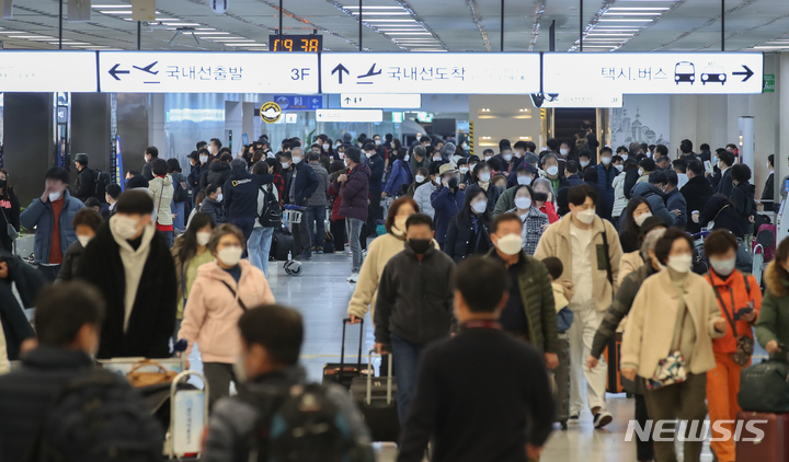 [제주=뉴시스] 우장호 기자 = 국내 코로나19 신규 확진자가 사흘째 7000명대를 기록한 10일 오전 제주국제공항 1층 도착장에 관광객들의 발걸음이 이어지고 있다. 질병관리청 중앙방역대책본부에 따르면 이날 0시 기준 확진자는 7022명이며, 총 누적 확진자 수는 50만3606명(해외 유입 1만6016명)을 기록했다. 2021.12.10. woo1223@newsis.com