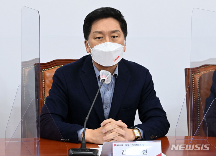 [서울=뉴시스] 전신 기자 = 김기현 국민의힘 원내대표가 10일 서울 여의도 국회에서 열린 코로나위기대응위원회 1차 회의에 발언하고 있다. (공동취재사진) 2021.12.10. photo@newsis.com